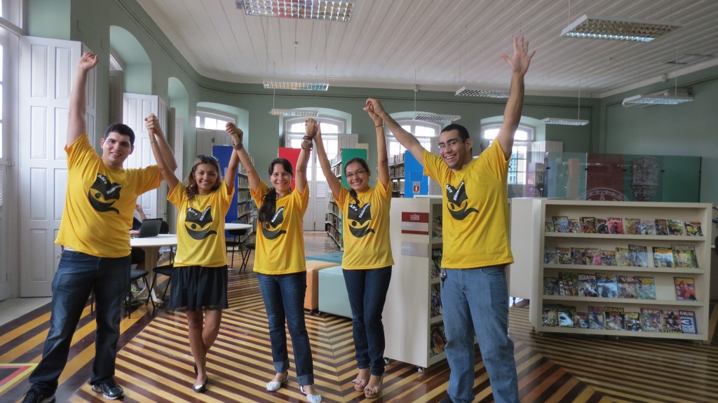Integrantes do Abre Biblioteca comemoram a reabertura - foto por Gutemberg Praia