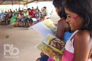 Soraia Magalhães - Quem está estimulando a leitura no Amazonas - Alegria com livro - Foto Guilherme Santos - COMTAG