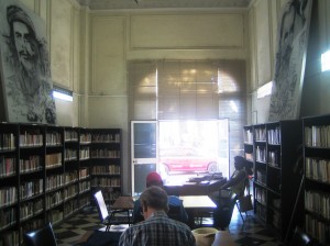 Soraira Magalhães - Há bibliotecas e bibliotecários em Cuba - imagem 8 - interior de uma pequena biblioteca em Havana Vieja