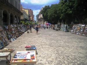 Soraira Magalhães - Há bibliotecas e bibliotecários em Cuba - imagem 9 - Livros vendidos em frente a Biblioteca Rubén Martínez Villena