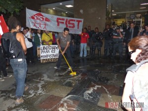 Manifestação pediu a liberdade dos manifestantes presos no Rio. Foto: Hanna Gledyz