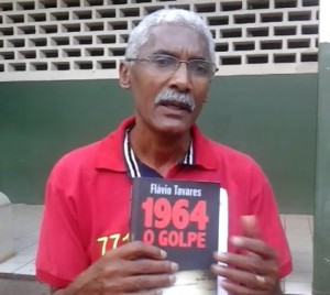 Dutra mostra o livro de Flávio Tavares: "É um livro muito interessante sobre o golpe de 64". Foto: Chico de Paula/Agência Biblioo