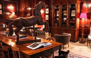 Outro destaque é o cavalo de carrossel todo em madeira que fica em cima de uma grande mesa cheia de livros. As cadeiras são francesas e de modelos variados (Foto: Divulgação)