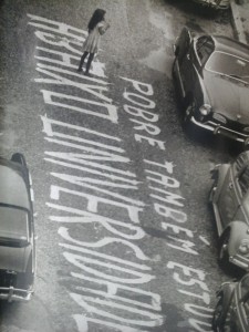 "Pobre também estuda, abaixo universidade", pixada no asfalto. Foto: Altair Barros/Arquivo Nacional 