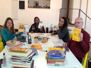 Moradores catalogaram livros e foram formados como agentes de leitura. Foto: upprj.com.