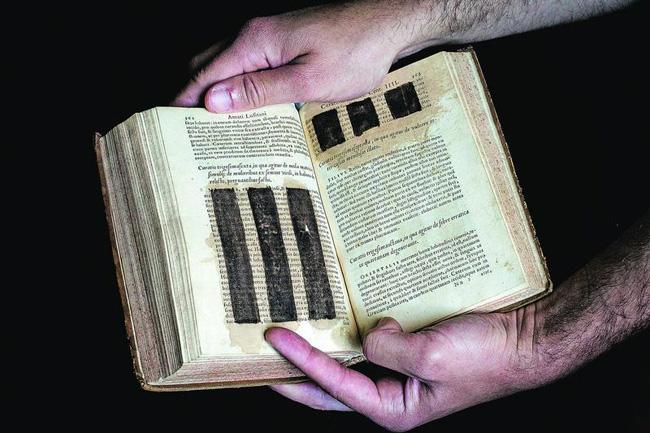 Exemplar de livro científico do século 17 censurado pela Inquisição