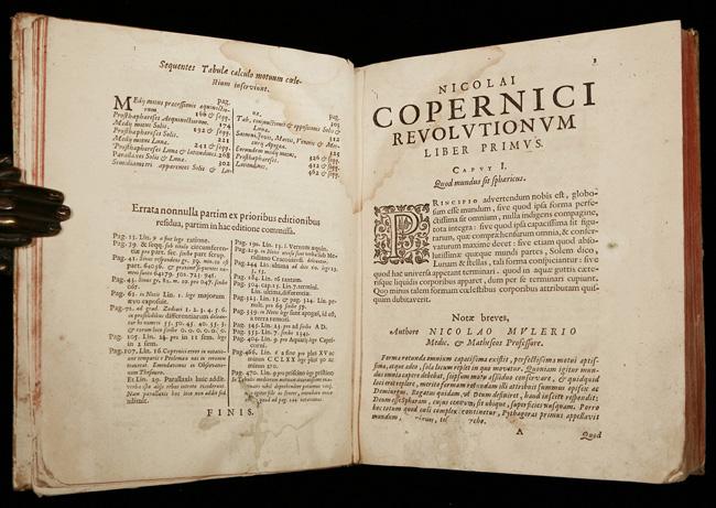 De revolutionibus orbium coelestium, de Nicolau Copérnico. Curiosamente, essa obra não foi censurada pela Inquisição
