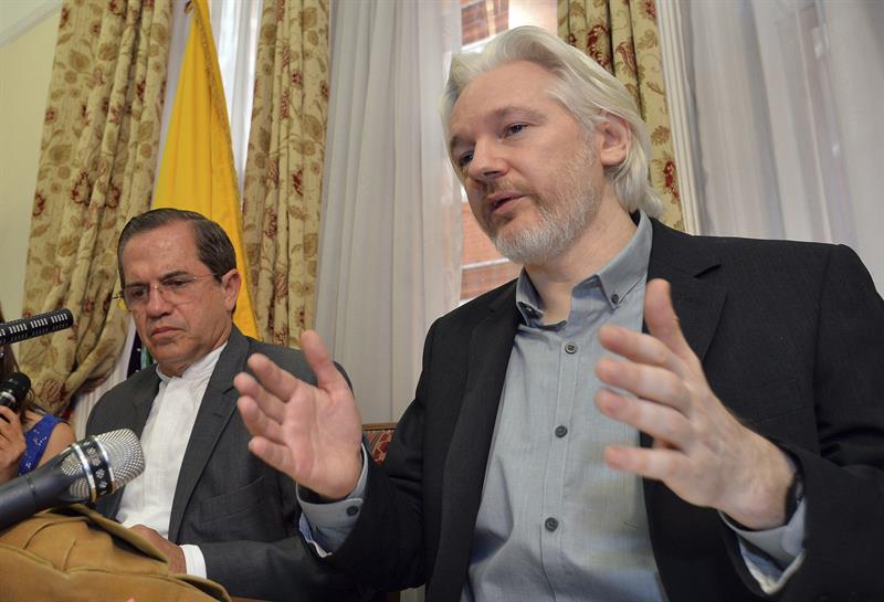 Assange durante coletiva de imprensa concedida na embaixada do Equador em agosto. Foto: Agência EFE