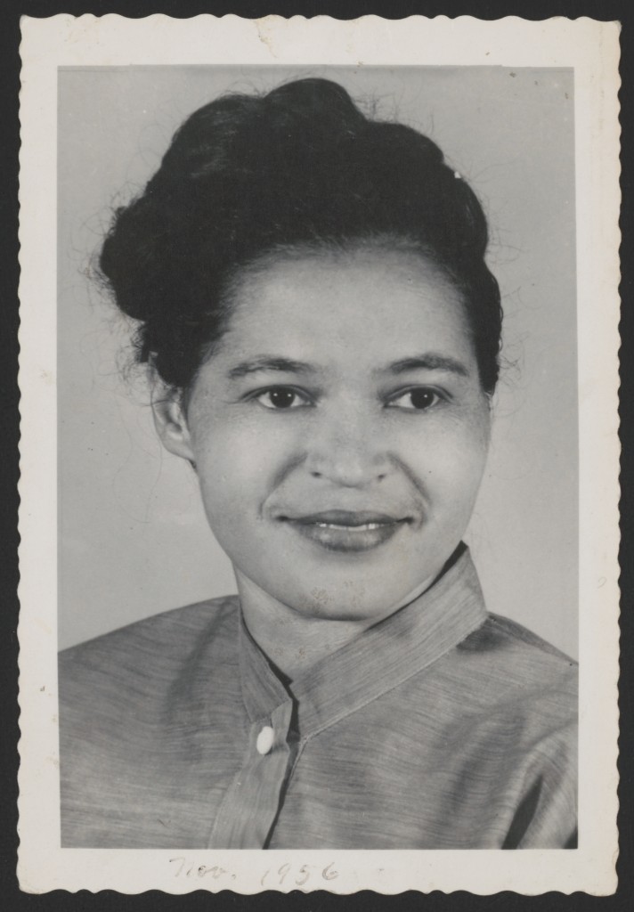 Rosa Parks em novembro de 1956 – Foto: Library of Congress, cortesia de Rosa and Raymond Parks Institute for Self Development