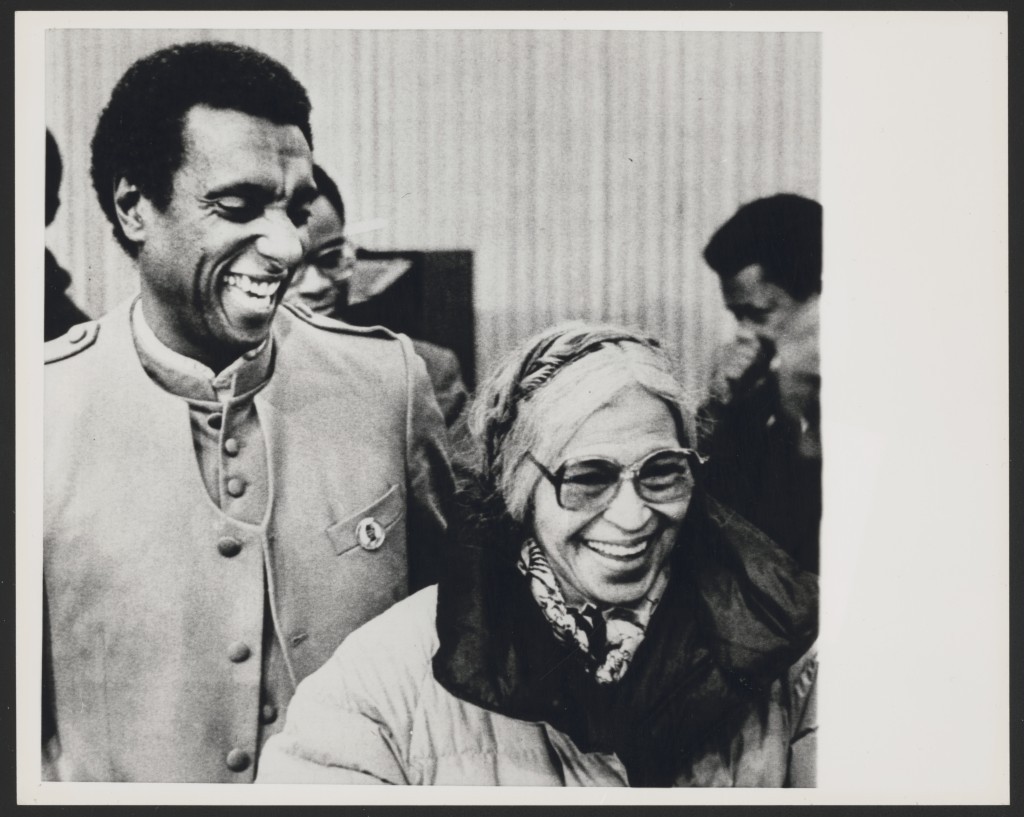 Ativista negro Kwame Toure (esquerda), mais conhecido como Stokely Carmichael, na Universidade de Michigan para discutir direitos civis em um fórum (1983). Rosa Parks (direita) em um momento descontraído com Toure – Foto: Library of Congress, cortesia de Rosa and Raymond Parks Institute for Self Development