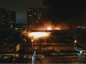 Incêndio em biblioteca de Moscou, na Rússia, mobilizou bombeiros (Foto: Reprodução/YouTube/Eugene Pchelnikoff)