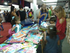 As crianças aproveitaram os livros nos stands. Foto: Luciana Rodrigues.