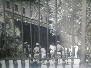 Militares e estudantes conversando no campus da Praia Vermelha em 22/09/1966. Foto: F. Milton