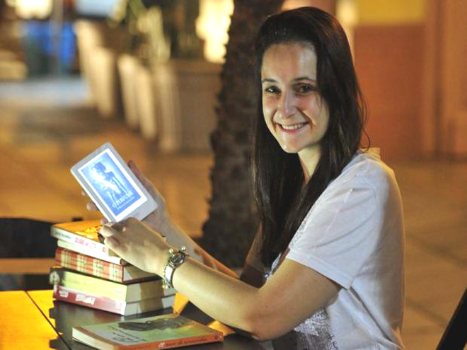A publicitária santa-mariense Bruna Cipriani Luzzi, 27 anos, usa o e-reader Kobo desde 2013. Foto: Ronald Mendes / Agencia RBS