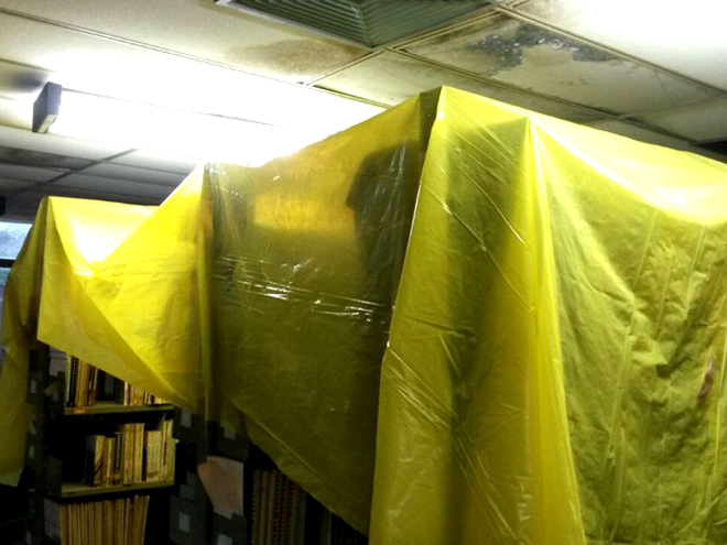 Biblioteca tem infiltrações e goteiras; livros foram cobertos com plásticos (Foto: Wellinson Maximin/Arquivo Pessoal)