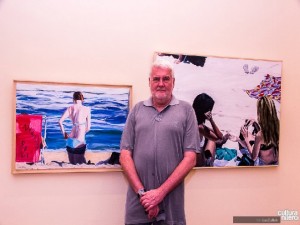 John Nicholson ao lado de suas obras Foto: Leo Zulluh 