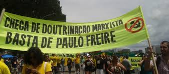 Faixa contra Paulo Freire