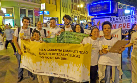Movimento Abre Biblioteca Rio na manifestação promovida pelas centrais sindicais no Centro do Rio. Foto: Hanna Gledyz/Agência Biblioo