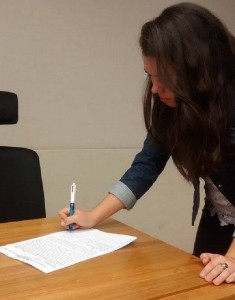 Bibliotecária Marina Luiza assinando o abaixo-assinado pela convocação dos aprovados no último concurso do DF. Foto: Bruna Pimentel