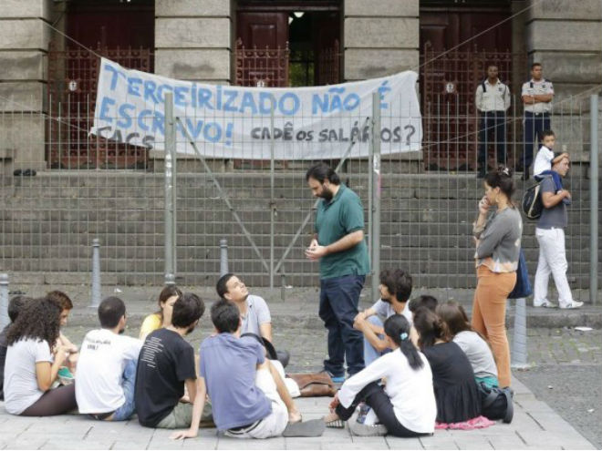 Os alunos apoiam a luta dos trabalhadores terceirizados. Foto: Pablo Jaco/Agência O Globo