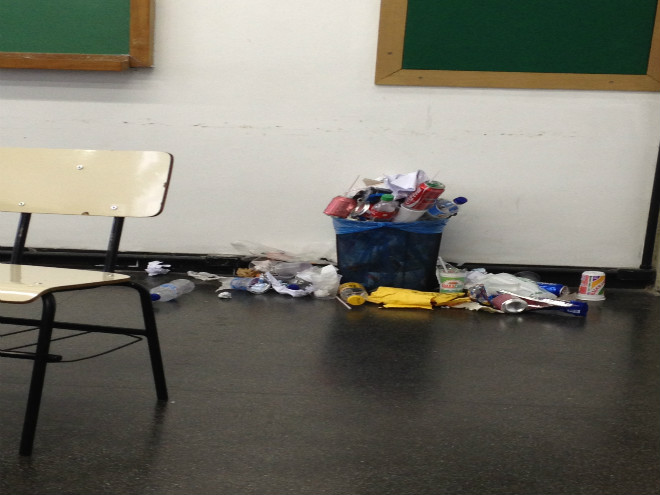 Lixo espalhado em sala de aula Foto: Rodolfo Targino/Revista Biblioo