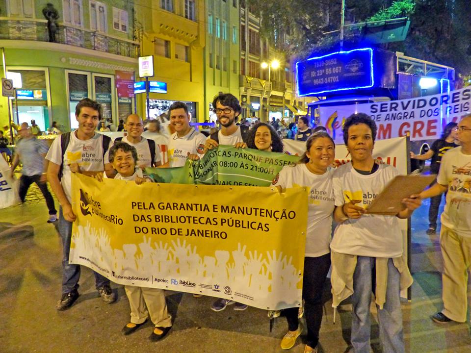 Movimento Abre Biblioteca Rio caminha em ato unificado na Av. Rio Branco, RJ. Foto: Hanna Gledyz.