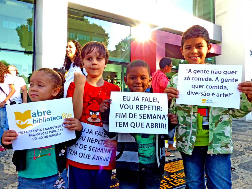 Crianças durante 1º ato do Movimento Abre Biblioteca Rio . Foto: Hanna Gledyz.