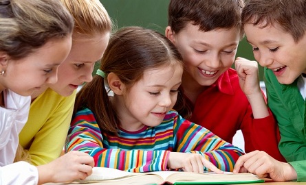 Crianças lendo livro (Foto: Shutterstock)