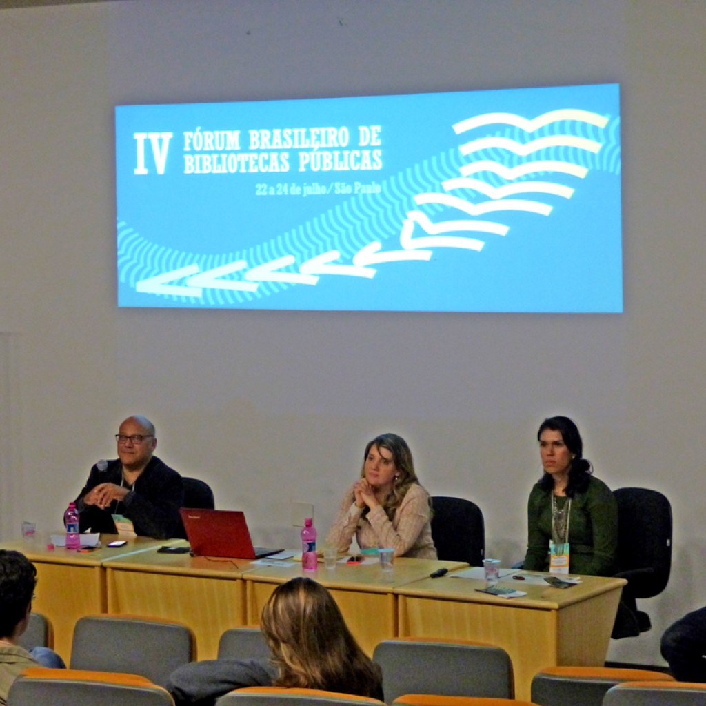Segunda mesa do IV Fórum Brasileiro de Bibliotecas Públicas com Wagner Santana, Veridiana Negrini e Marina Nogueira