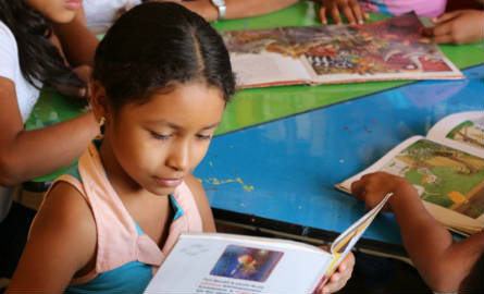 Una niña oriunda de Atánquez lee en las instalaciones de la biblioteca ‘Kankuaka’. Foto: El Heraldo