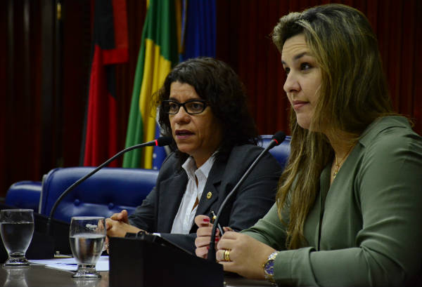 Deputada Camila Toscano (PSDB/PB), à direita, autora do projeto. Foto: site da ALPB.