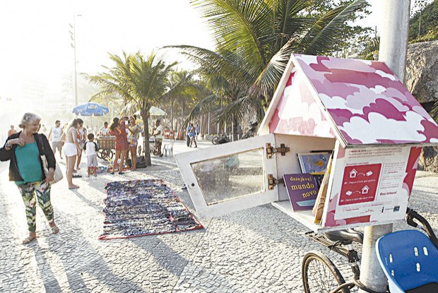  Ninho literário da Praia do Arpoador chama a atenção das pessoas Foto:  Uanderson Fernandes / Agência O Dia 