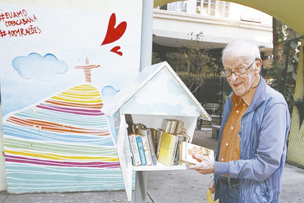 O tradutor aposentado Gilson Soares faz sua visita periódica à casinha de livros instalada na Praça Sarah Kubitschek, em Copacabana Foto:  Uanderson Fernandes / Agência O Dia 