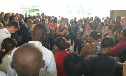 Amigos e parentes fizeram uma oração no velório de Raquel e Talita Amancio (Foto: Cristina Boeckel / G1)