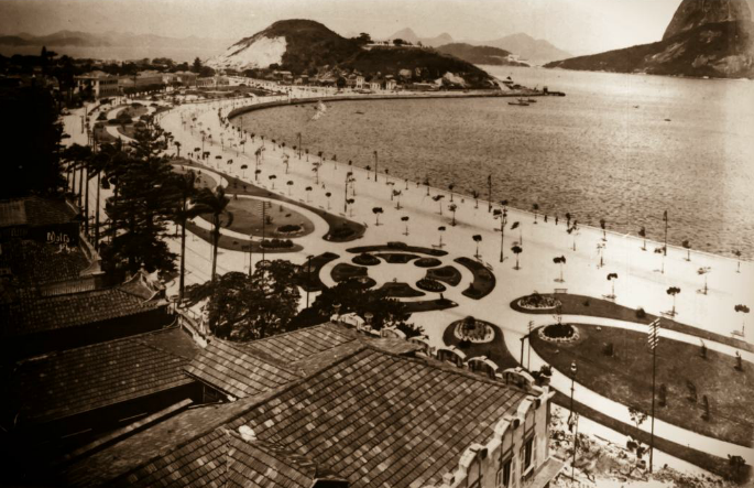 Vista para a Enseada do Botafogo, com a então Avenida Beira-Mar, mostrando os jardins construídos. (Foto: Arquivo Geral da Cidade do Rio de Janeiro)