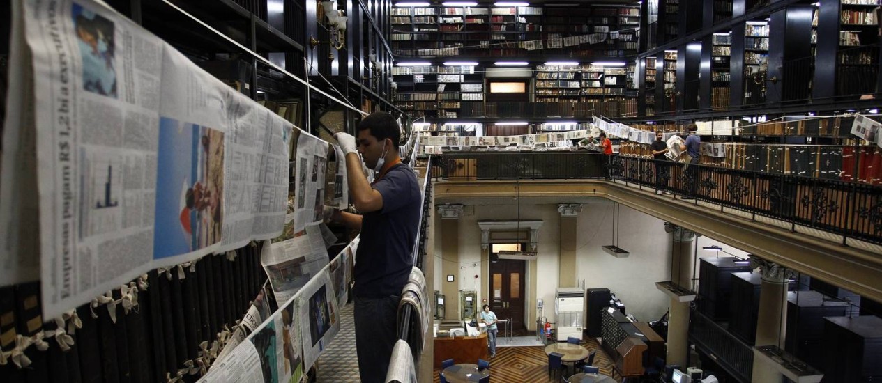 Em 2012, técnicos da Biblioteca Nacional precisaram colocar jornais do acervo para sacar em varais após vazamento - Pablo Jacob (arquivo) / O Globo