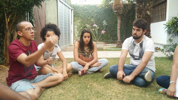 Jovens participam de um sarau em prol da Biblioteca Pública de Custódia, na casa de Daniel Marinho.