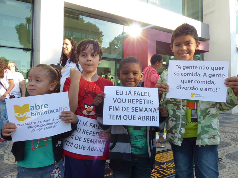 Crianças participaram de ato do Movimento Abre Biblioteca em mio de 2015 em frente à Biblioteca Parque Estadual do Rio. Foto: Hanna Gledyz / Agência Biblioo.