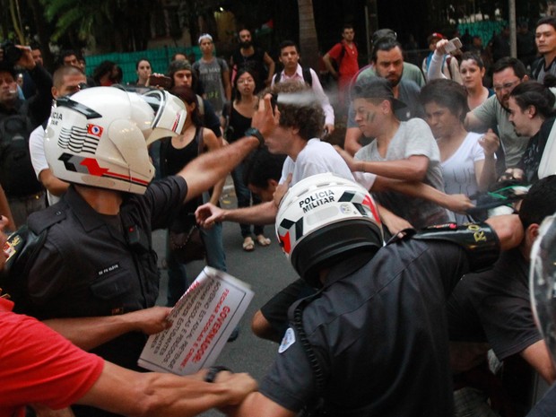 PM joga spray de pimenta durante confusão em frente à escola. Foto: Tiago Queiroz/Estadão Conteúdo