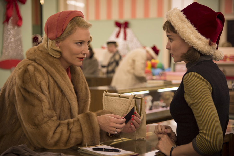 Cena de Carol (2015) estrelada por Cate Blanchett e Rooney Mara. Foto: reprodução.