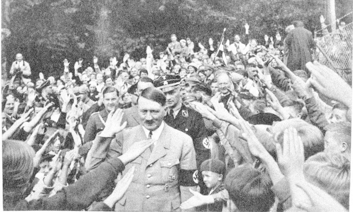 Adolf Hitler recebido com a tradicional saudação nazista na Alemanha em 1933 / Arquivo O Globo