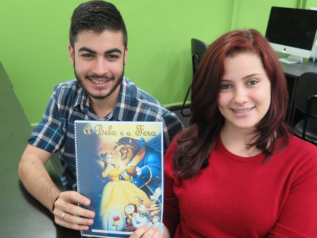 Os namorados Sidney e Paula fizeram um livro infantil em realidade aumentada. Foto: Mariane Rossi/G1.