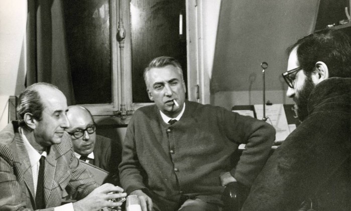 Da direita para a esquerda, Umberto Eco, Giulio Macchi e Roland Barthes - Agência O Globo