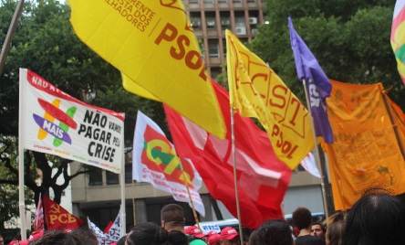 Bandeiras de diversos partidos e correntes tremularam no céu do Centro do Rio. Foto: Chico de Paula / Agência Biblioo