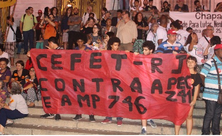 Estudantes e profissionais do Cefet estiveram no ato. Foto: Chico de Paula / Agência Biblioo
