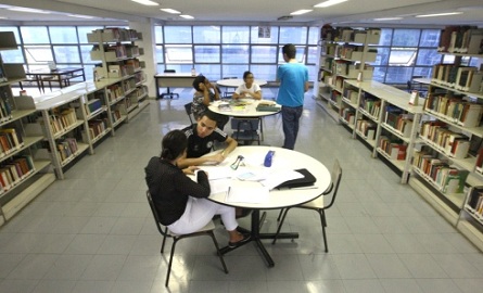 Luiz de Bessa – Biblioteca no entorno da Praça da Liberdade também serve de ponto de encontro de estudantes