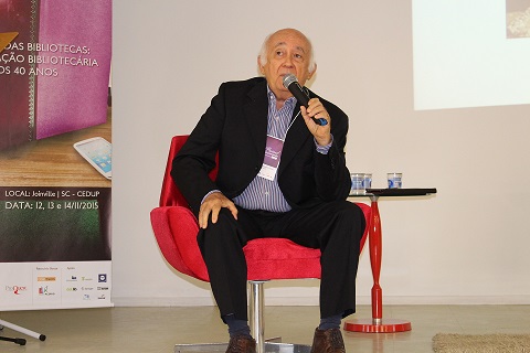 Briquet de Lemos em apresentação no 33º Painel de Biblioteconomia de SC. Foto: Chico de Paula / Agência Biblioo